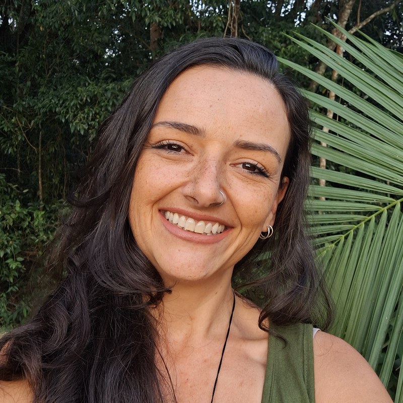 Aline Ramos, fundadora da É Coisa Bio, sorrindo ao ar livre