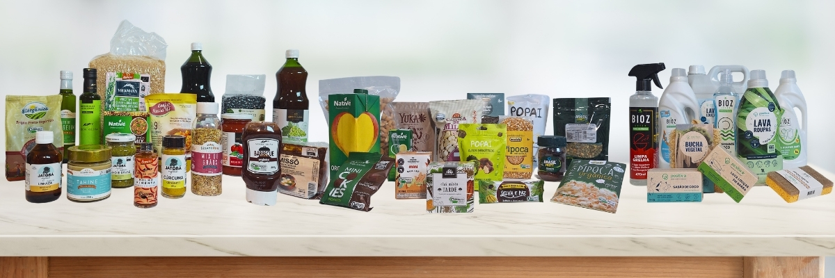 Vitrine com dezenas de produtos favoritos da É Coisa Bio sobre um balcão: óleos, grãos, temperos, snacks e produtos de limpeza de marcas pequenas